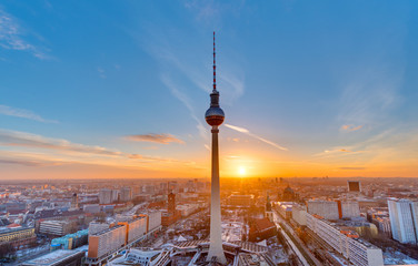 Fototapete Berlin Schöner Sonnenuntergang mit dem Fernsehturm am Alexanderplatz in Berlin  © elxeneize