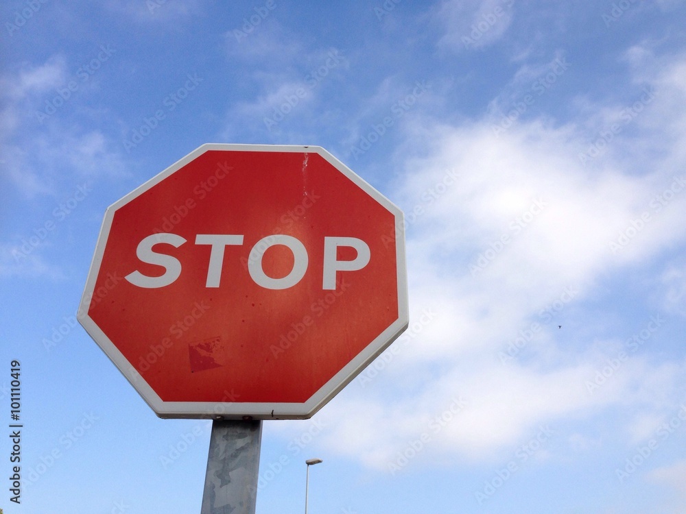 Señal de stop bajo cielo azul