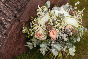 Papier peint photo Magasin de fleurs Bouquet rustique roses et succulentes  © stakhov