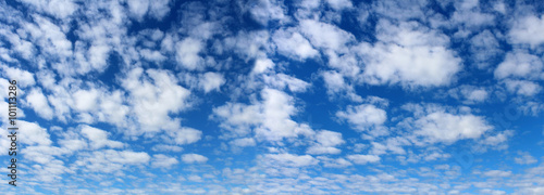 Panoramic image of a blue sky with white clouds © markasia