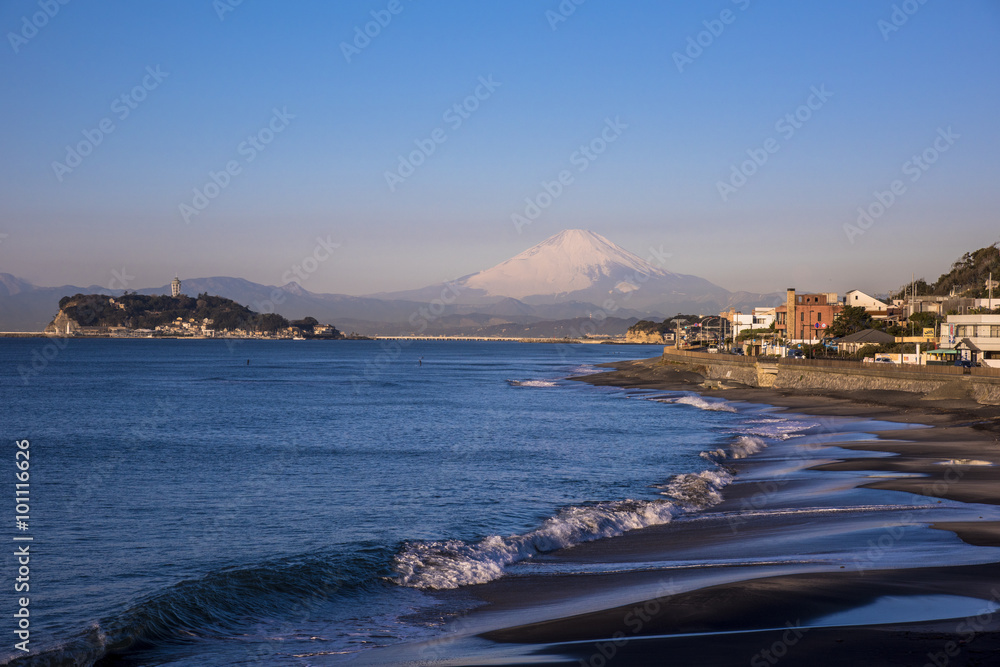 稲村ケ崎より江の島と富士山