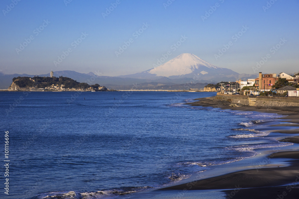 稲村ケ崎より江の島と富士山