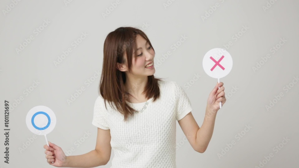 判定する女性 判定する女性