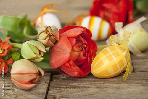 Osterdeko mit Tulpen auf Holzhintergrund photo