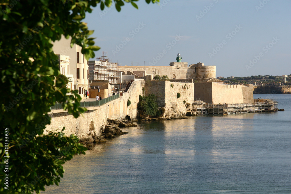 Fototapeta premium Castello Maniace in Syrakus, Isola di Ortigia, Sizilien, Italien