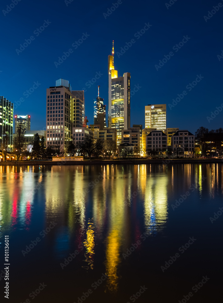 Skyline Frankfurt zur blauen Stunde