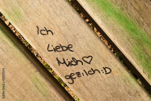 Graffiti auf Holzfläche - Ich liebe mich - gezeichnet ich photo