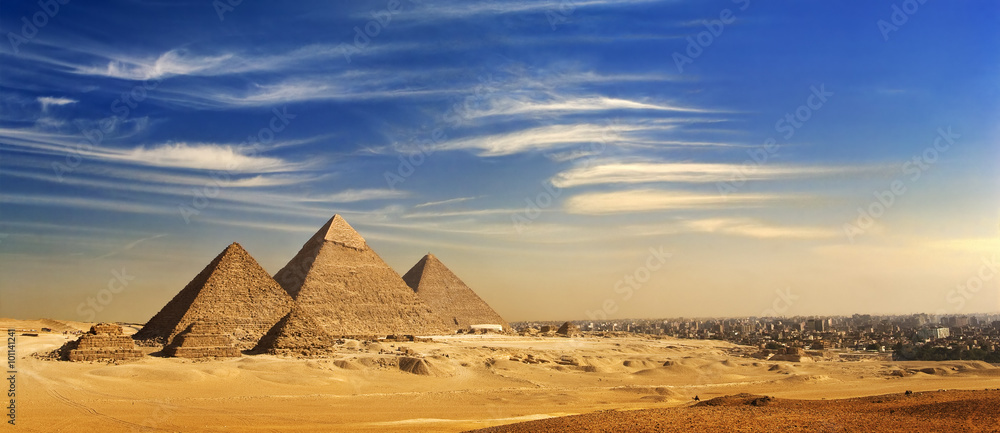 Naklejka premium Egipt. Kair - Giza. Ogólny widok piramid i pejzażu miejskiego z płaskowyżu Giza (na przedniej stronie: 3 piramidy popularnie znane jako piramidy Queens); następny: Piramida Mykerinosa, Chephren i Cheops