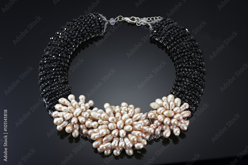 Obraz premium Pearls necklace with black crystals