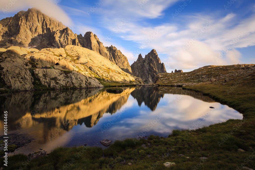 Reflets sur un lac de montagne entre la France et l'Italie
