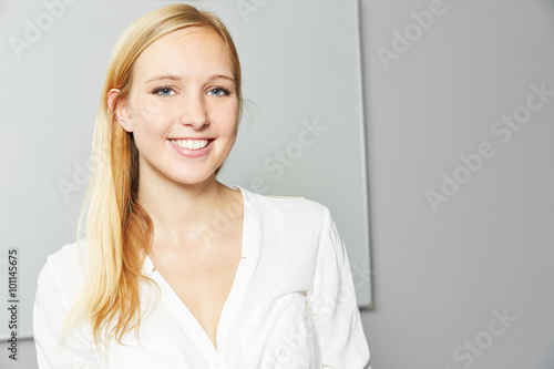 Lächelnde junge Frau vor Whiteboard photo