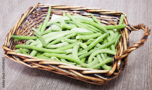 Green beans in wooden tray
