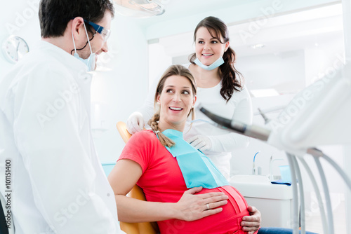 Schwangere Frau beim Zahnarzt vor Behandlung