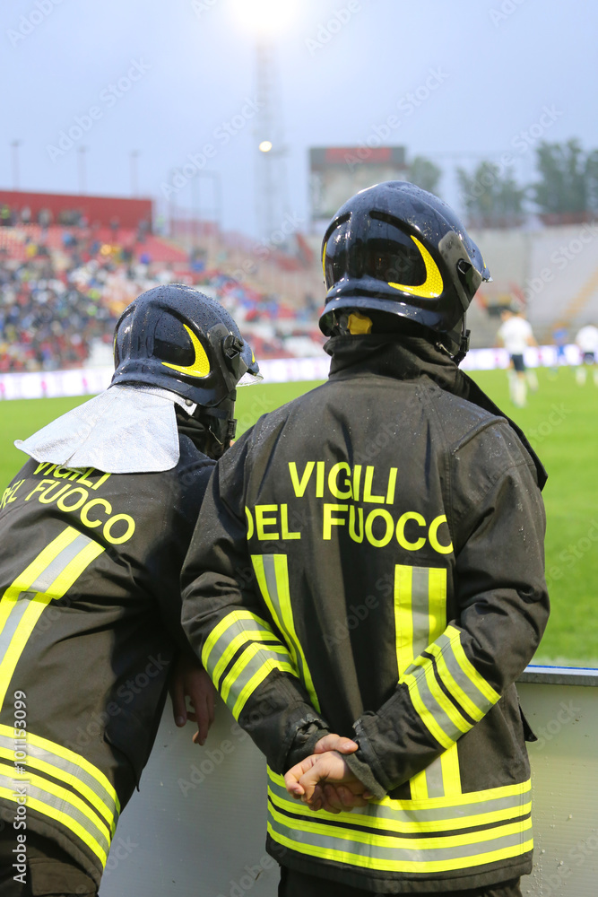 Naklejka premium Italian firefighters in the big hardhat during the sports event