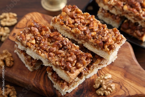 Cake with caramelized walnuts.