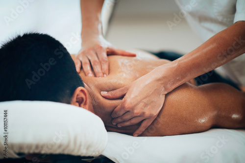 Photo Sports massage. Therapist massaging shoulders