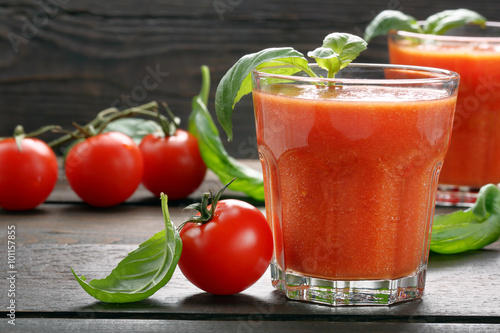 Schilderij op canvas Fresh healthy tomato smoothie juice on wooden background