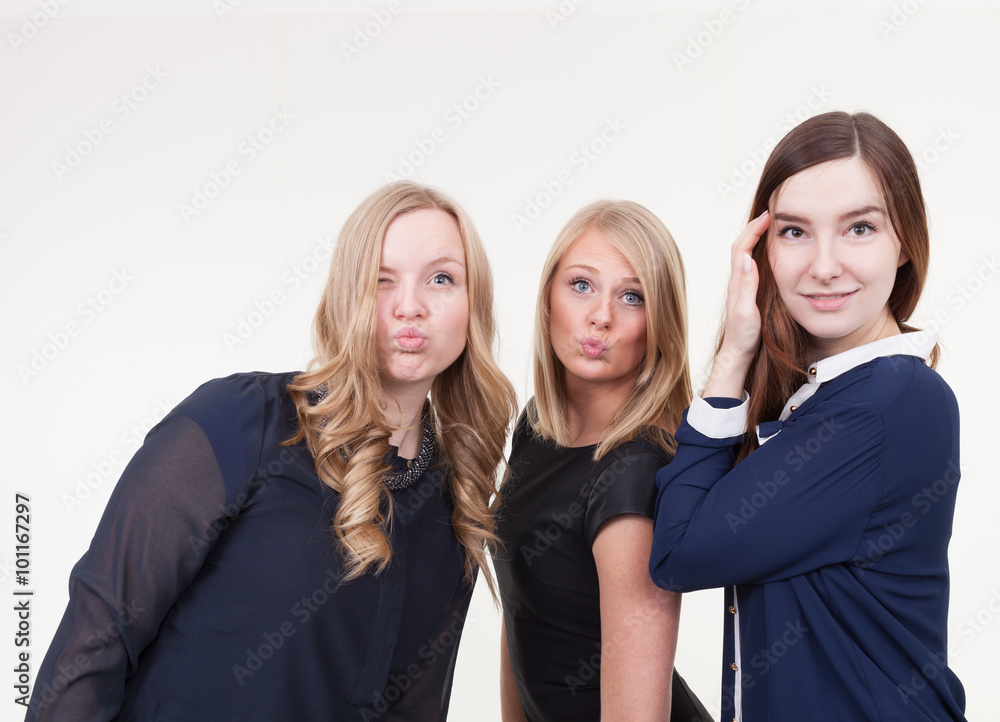 Drei Freundinnen machen lustiges Partyfoto Drei Freundinnen machen lustiges Partyfoto