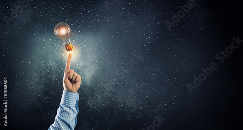Man pointing light bulb