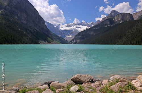 Fototapeta Naklejka Na Ścianę i Meble -  Beautiful Lake Louise, located in Banff National Park, Alberta, Canada..