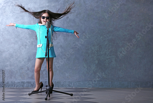 Beautiful super-star girl i...