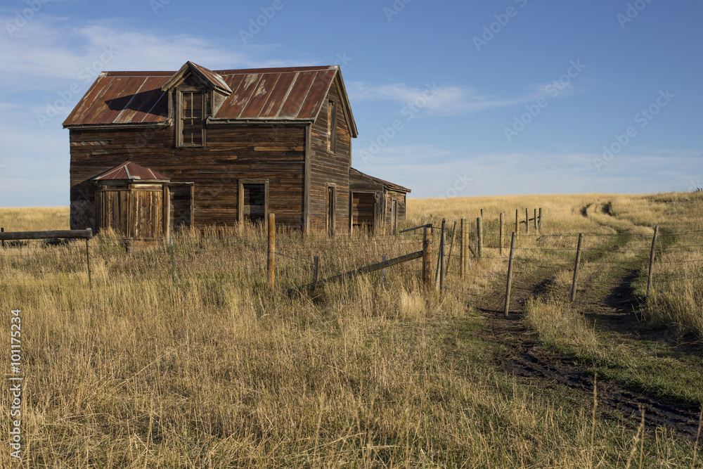 Abandoned country home on the prairie