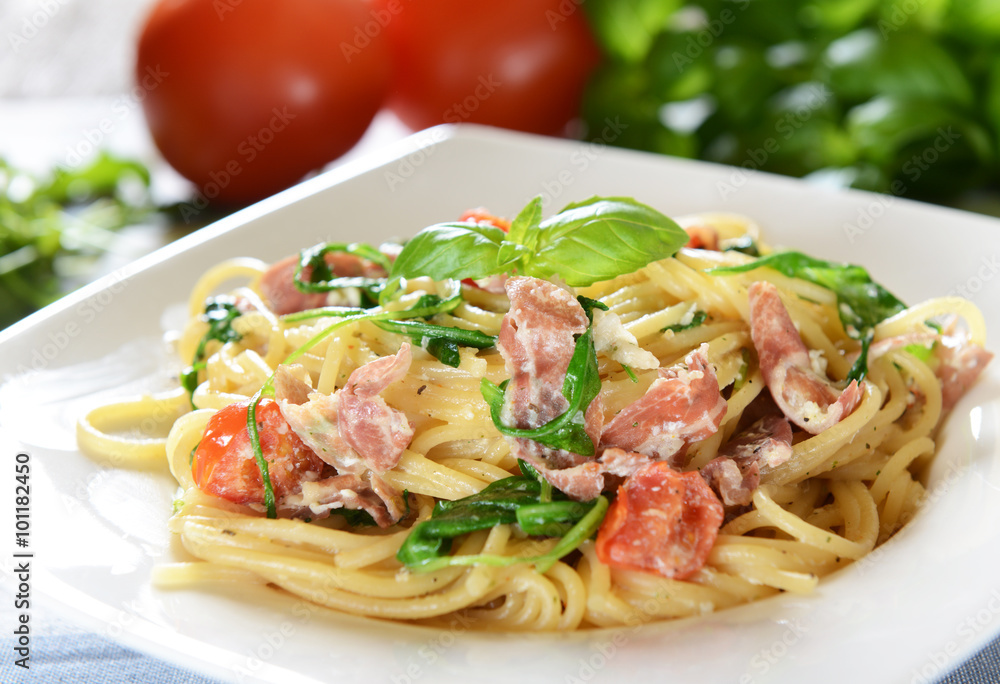 Spaghetti pasta with rucola, cherry tomatoes and prosciutto ham Spaghetti pasta with rucola, cherry tomatoes and prosciutto ham