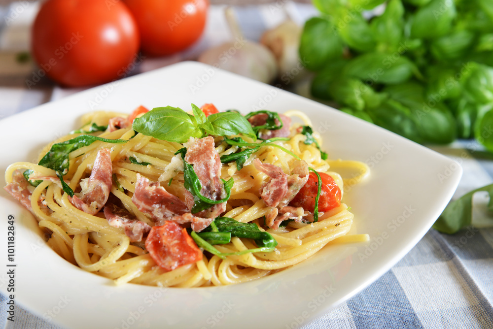 Spaghetti pasta with rucola, cherry tomatoes and prosciutto ham Spaghetti pasta with rucola, cherry tomatoes and prosciutto ham