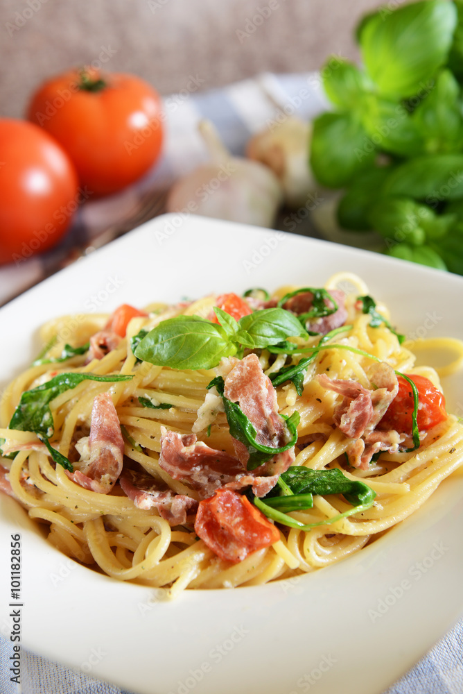 Spaghetti pasta with rucola, cherry tomatoes and prosciutto ham Spaghetti pasta with rucola, cherry tomatoes and prosciutto ham
