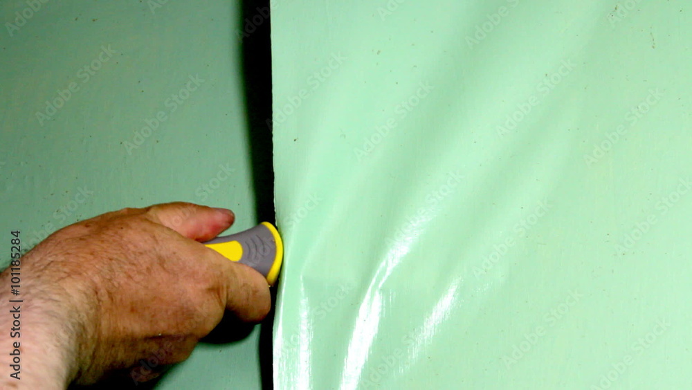 Vidéo Stock DIY man wallpaper stripping. Using a stripping tool to