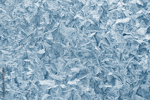 Foto Frost patterns on window glass in winter