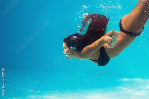 Fotografia woman dive in pool