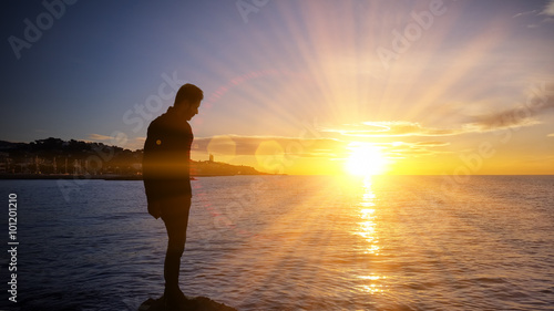 Schilderij op canvas Man and sunset on the sea