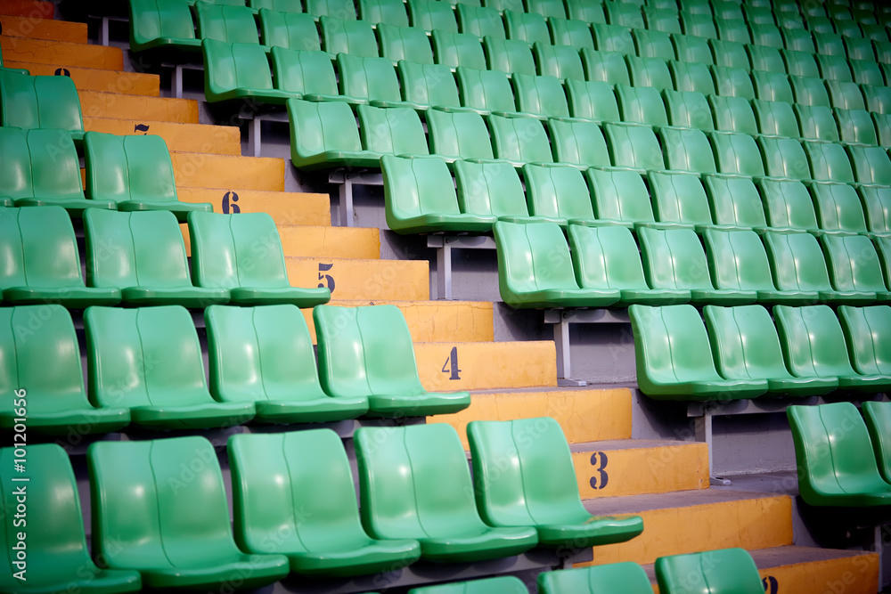 Fototapeta premium puste krzesła na stadionach piłkarskich
