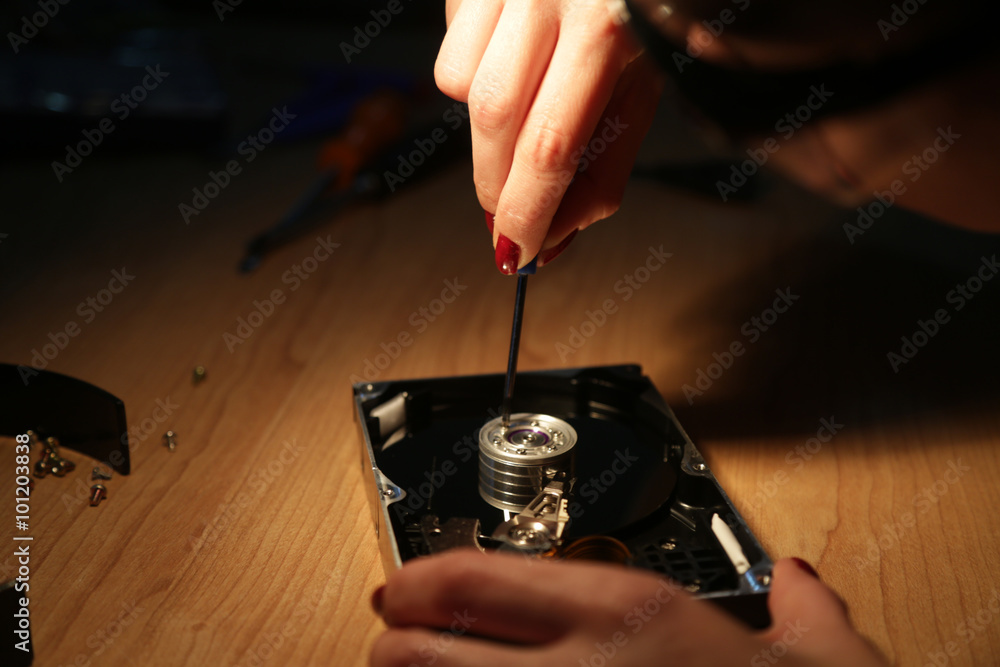 kadın teknisyen geri dönüşüm için hard disc açıyor. kadın teknisyen geri dönüşüm için hard disc açıyor.
