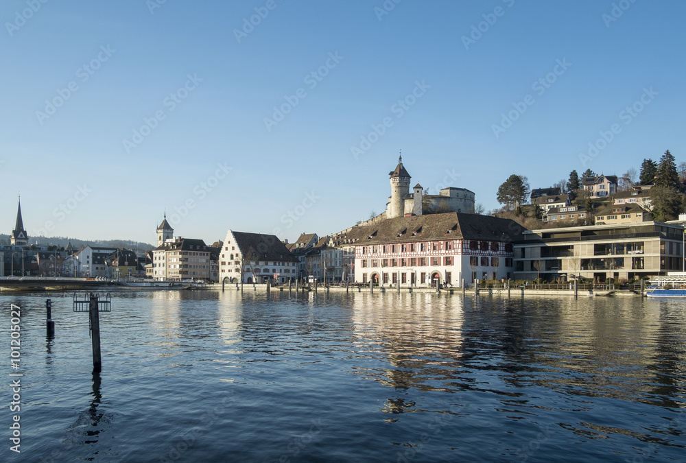 Blick über den Rhein zur Altstadt mit der Festung Munot,