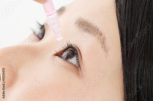 Fotografie 目薬・若い女性