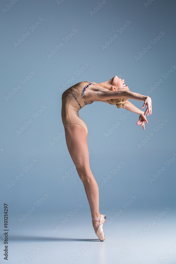 Naklejka premium Young beautiful modern style dancer posing on a studio background