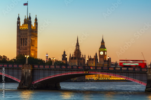  London, Big Ben and Houses of Parliament at dusk