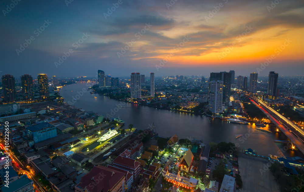 Fototapeta premium Pejzaż Bangkoku, dzielnica biznesowa z wysokim budynkiem o zmierzchu (Bangkok, Tajlandia)