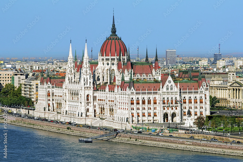 Fototapeta premium Widok na budynek parlamentu węgierskiego ze wzgórza zamkowego w Budapeszcie na Węgrzech