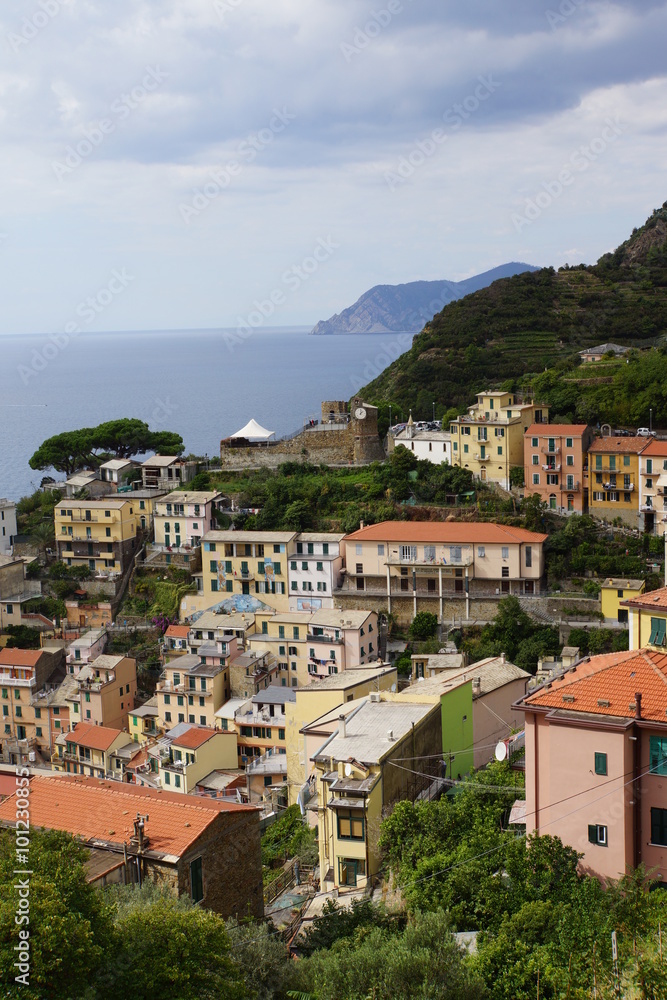 Blick auf Riomaggiore am Küstenstreifen Cinque Terre