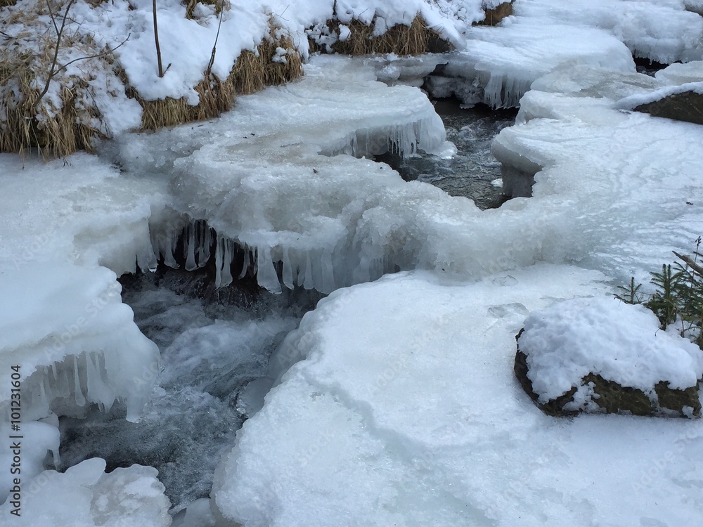 fiume con ghiaccio acqua inverno freddo fiume con ghiaccio acqua inverno freddo