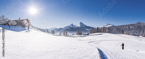 Berchtesgaden im Winter, Langläufer auf Loipe, Bayern, Deutschland