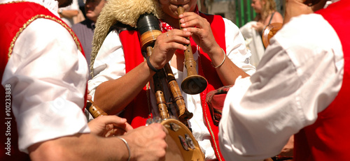 Costumi tradizionali colorati, zampognari di Scapoli, Molise Italia