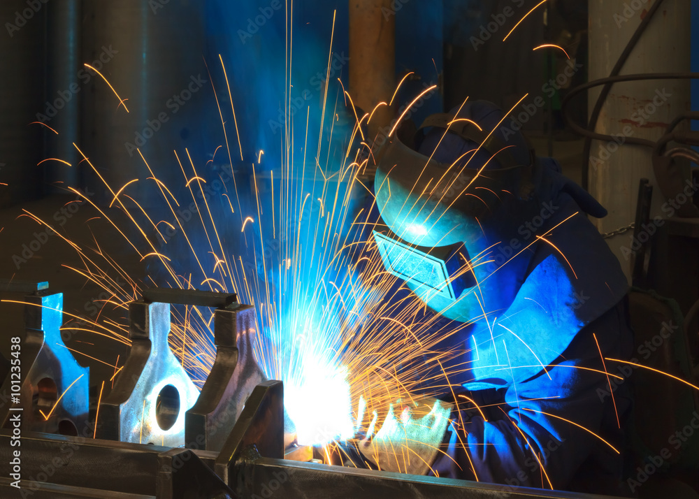 Schweißer bei der Arbeit Schweißer bei der Arbeit