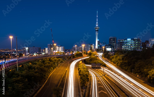 Fototapet Auckland City Lights  Auckland's Night Traffic after dusk