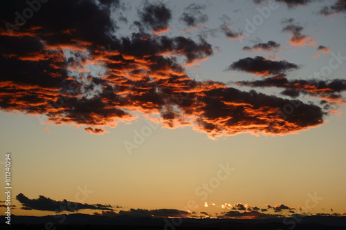 Dunkelorangene Wolken / Ein wunderschöner Sonnenuntergang mit letzten Sonnenstrahlen und dunkel orangegefärbten Wolken am Himmel. © ginton