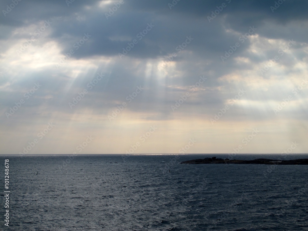 Sonnenstrahlen über dem Meer in Schweden Sonnenstrahlen über dem Meer in Schweden
