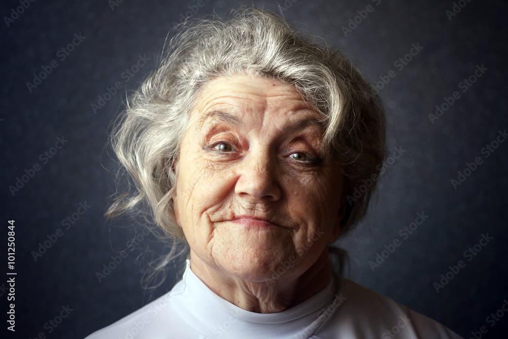 Fototapeta premium Szczęśliwy portret babci na ciemnym tle